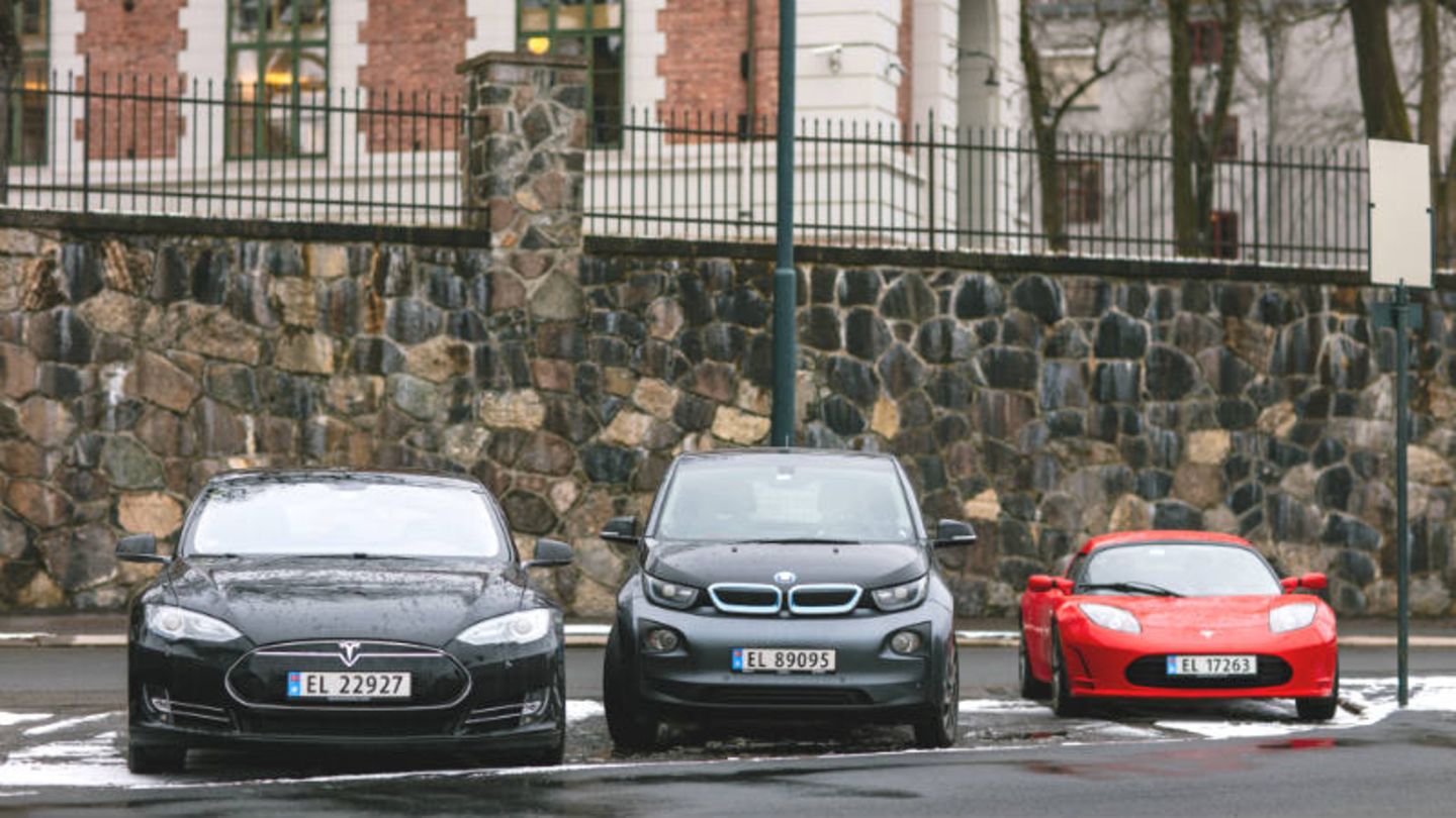 Elektroautos von Tesla und BMW sind in der Osloer Altstadt ein normales Bild