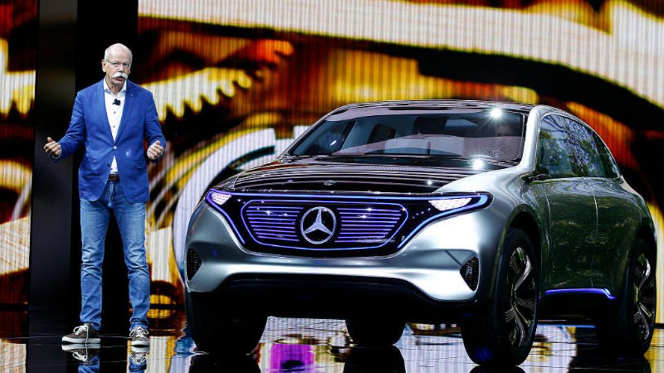 Daimler (Gewinn 2016: 9,4 Mrd. Dollar): Auch Daimler-Chef Dieter Zetsche lässt sich gerne mit der automobilen Zukunft ablichten, die elektrisch sein soll. Das große Geld macht der Konzern momentan aber mit schwergewichtigen SUVs.