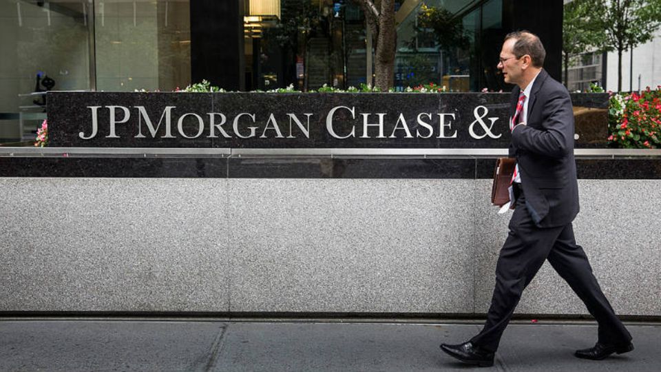 JP Morgan: In Banken-Rankings nimmt das US-amerikanische Institut stets einen der vorderen Plätze ein. Im Jahresvergleich ist das verwaltete Vermögen allerdings leicht geschrumpft auf 435 Mrd. Dollar.