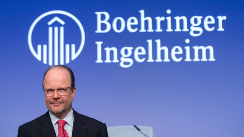 Der Pharmakonzern Boehringer-Ingelheim (Umsatz 2016: 15,85 Mrd. Euro) ist vollständig in Familienbesitz. Seit Juli 2016 leitet Hubertus von Baumbach das Unternehmen. Er gehört der Gesellschafterfamilie an.