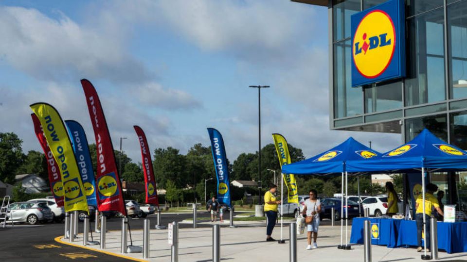 Die Schwarz Gruppe (Umsatz 2016: 80 Mrd. Euro) wird von Dieter Schwarz geführt. Der Lidl-Gründer tritt in der Öffentlichkeit nicht auf, auch existieren kaum Fotos von ihm. Umso bekannter ist das Logo des Discounters, der jetzt auch in die USA expandiert.
