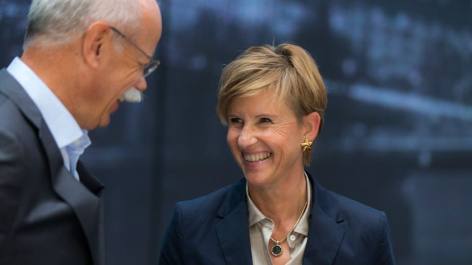 Susanne Klatten (hier im Gespräch mit Daimler-Chef Zetsche) spielt beim Autobauer BMW (Umsatz 2016: 94,2 Mrd. Euro) eine einflussreiche Rolle. Gemeinsam mit ihrem Bruder Stefan Quandt halten die Nachkommen des Unternehmers Herbert Quandt knapp 47 Prozent an BMW.