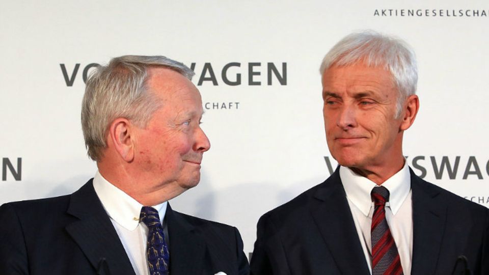 Über die Porsche-Holding sind die Familien Piëch und Porsche die größten Anteilseigner von Volkswagen (Umsatz 2016: 217,3 Mrd. Euro). Wolfgang Porsche (l. neben VW-Chef Müller) ist Mitglied des Aufsichtsrates beim dem Autokonzern. Sein Cousin Ferdinand Piëch war lange Jahre Vorstandschef.