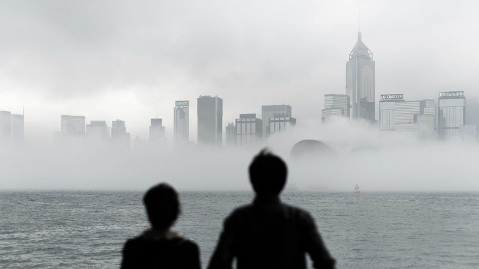 Die frühere britische Kolonie ist die einzige chinesische Stadt unter den ersten Zehn. Das Preisniveau liegt hier 14 Prozent höher als in der US-Metropole. Andere chinesische Metropolen sind zurückgefallen: Gründe sind die Abwertung des Renminbi und die Konsumzurückhaltung.