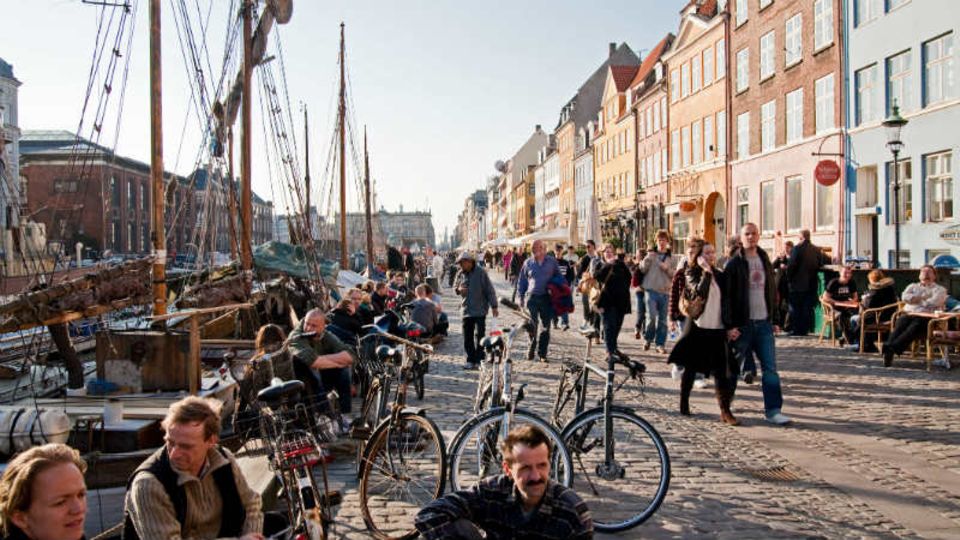Laut dieser Analysemethode ist die dänische Hauptstadt genauso teuer wie New York. Verglichen wurden die Preise von über 150 Produkten und Dienstleistungen. In Kopenhagen sind der Nahverkehr und Pflegeprodukte besonders teuer.