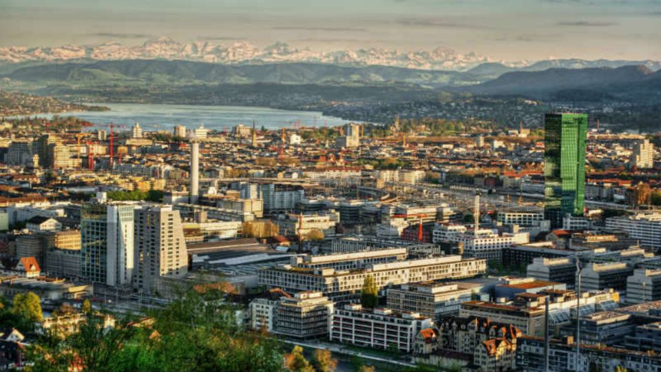 Die Bewohner der Schweizer Stadt müssen für die Lebenshaltung noch tiefer in die Tasche greifen. Zürich ist 13 Prozent teurer als New York.