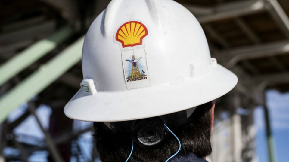 Umsatz 2016: 240 Mrd. Dollar; Genau wie Konkurrent ExxonMobil hat auch der niederländisch-britische Ölriese Plätz in dem Ranking eingebüßt. Auch Shell kämpfte mit dem niedrigen Ölpreis.