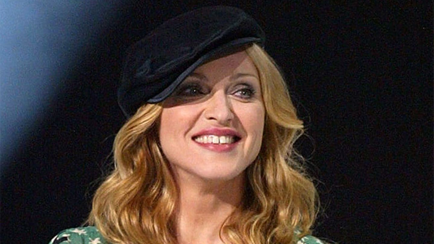 Auf Tour trinkt Madonna angeblich jeden Tag Coconut Water. Ihre Begeisterung für das Getränk teilt sie mit anderen Stars wie Rihanna. Doch die Queen of Pop investierte 2010 in Vita Coco – 1,5 Millionen Dollar. Ein lebenslanges Recht auf Freigetränke dürfte bei der Summe drin sein.