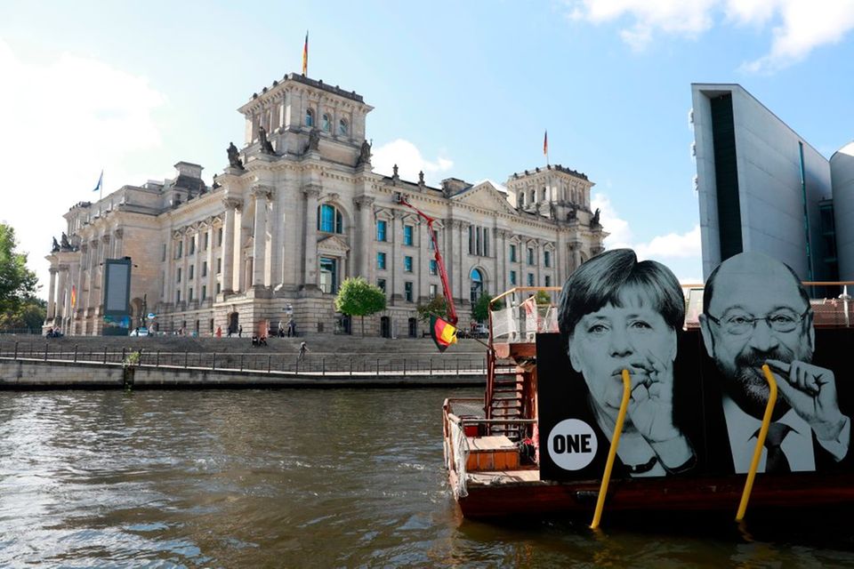 Ein Floß mit einem Plakat mit den Konterfeis von Angela Merkel (CDU) und Martin Schulz (SPD) in Berlin auf der Spree am Bundestag vorbei. Die Organisation One protestierte mit der Aktion gegen Armut