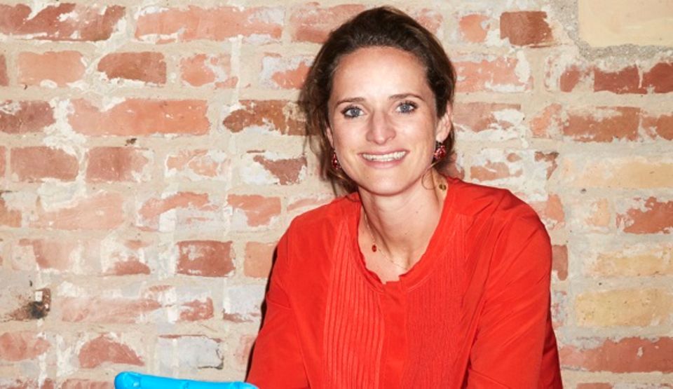 # Verena Pausder (2019) Gewinnerin des diesjährigen Business Woman Award ist Verena Pausder, Geschäftsführerin und Gründerin von Fox & Sheep und Geschäftsführerin der HABA Digitalwerkstätten. Fox & Sheep entwickelt und vermarktet weltweit Apps für Kinder. Pausder will digitales Lernen für Kinder fördern und gründete 2017 den gemeinnützigen Verein Digitale Bildung für Alle e.V. 2016 ernannte das World Economic Forum Pausder zum Young Global Leader. Als vierfache Mutter setzt sie sich zudem für die Vereinbarkeit von Beruf und Familie ein und gründete ein Gründerinnennetzwerk, um den Austausch von Gründerinnen zu fördern.