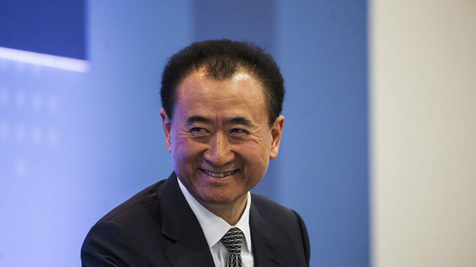 Chinas reichster Mann ist Chairman des Mischkonzerns Wanda Group, die im Immobiliengeschäft tätig ist, aber auch Kinoketten besitzt, Filme produziert und die Ironman-Wettbewerbe im Triathlon betreibt. Sein Vermögen: 31,3 Mrd. Dollar.