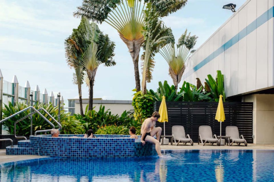 Der versteckte Pool - vom Jacuzzi aus die Jets bei Landung und Start beobachten, dazu ein Kaltgetränk von der Bar. Terminal 1, Transit, Level 3
