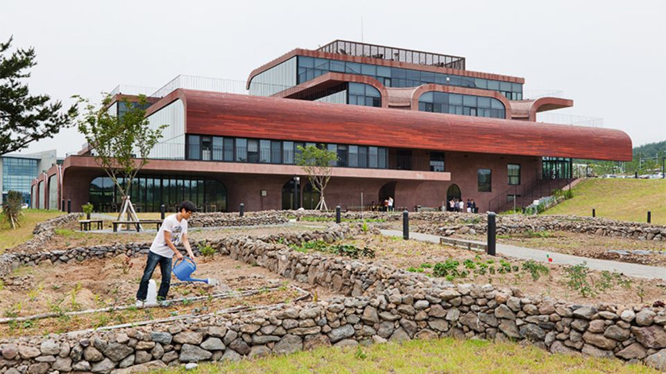 Daum Space.1, Jeju Province, Südkorea Gartenarbeit gilt hier als fester Bestandteil eines produktiven Arbeitsalltags. Design: Mass Studies, Minsuk Cho, Kisu Park