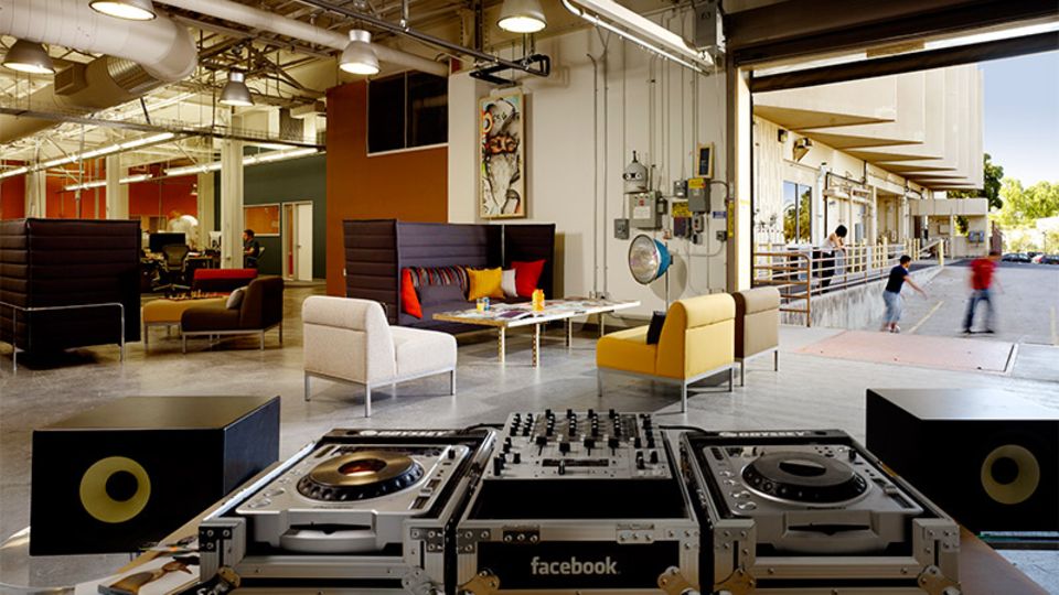 Hallentore verwandeln das Büro schnell in eine große Partyzone - inklusive DJ-Pult. Design: Studio O+A
