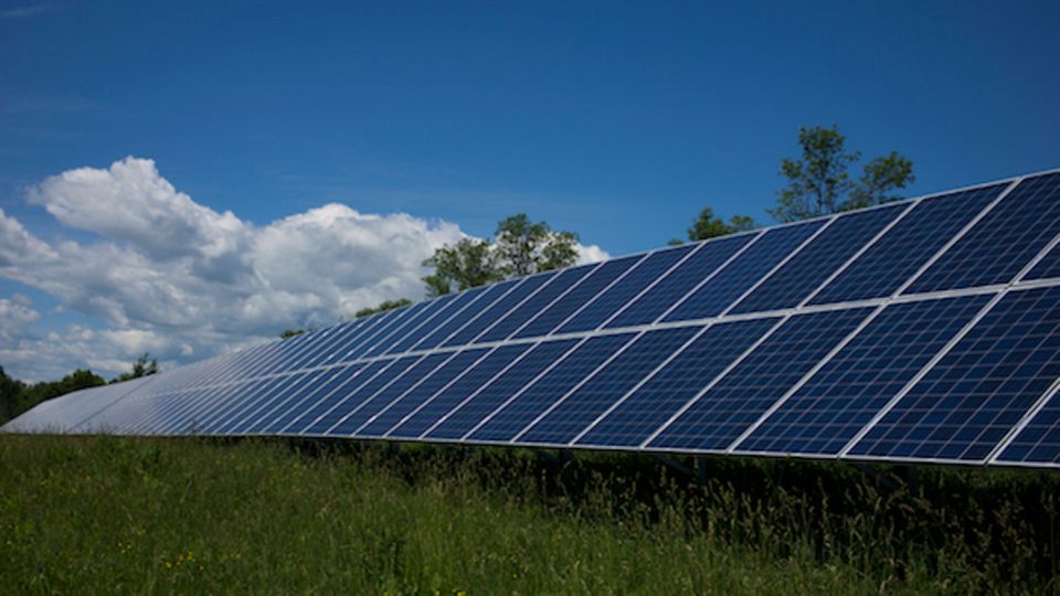 sollen Photovoltaik-Anlagen günstiger machen als je zuvor. Die neue Technologie könnte die Siliziumzelle ablösen. Perowskit lässt sich nicht nur einfach und kostengünstig verarbeiten, die neuen Solarzellen sollen auch Wirkungsgrade von 23 Prozent erreichen.