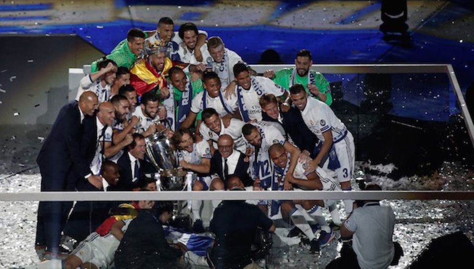 Der Verein hat zwar die Champions League gewonnen, trotzdem musste er Platz 1 gegen 3 tauschen, denn unter den Top 3 herrscht ein Kopf-an-Kopf-Rennen. Der Wert aktuell: 3,58 Milliarden US-Dollar.