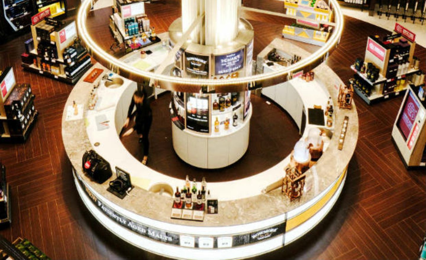 The Whiskey House - Der Laden für edlen Whiskey ist Teil eines zweistöckigen Wein-, Zigarren- und Spirituosenhauses. Terminal 2, Departure, Level 2.