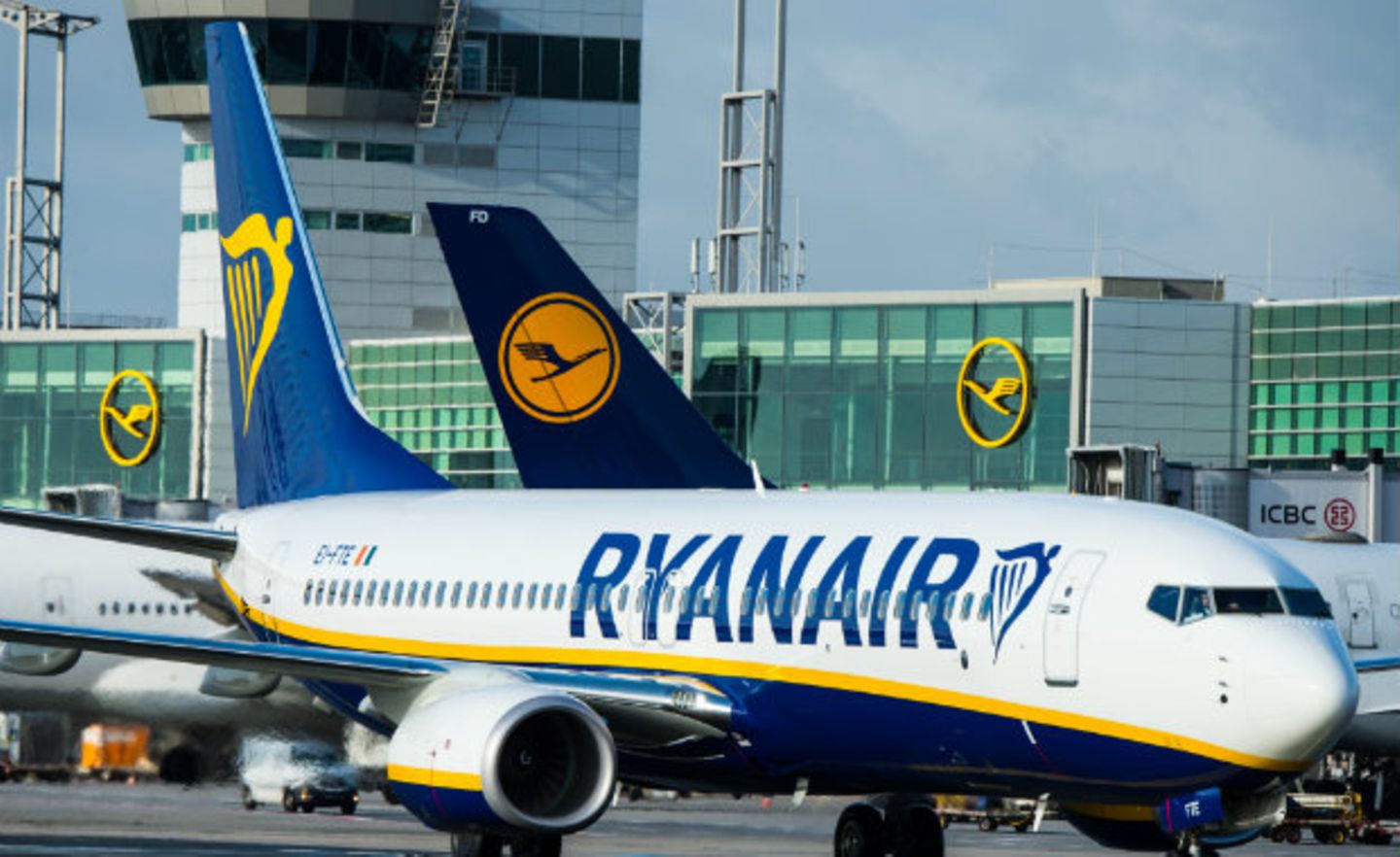 Flugzeuge von Ryanair und Lufthansa am Frankfurter Flughafen