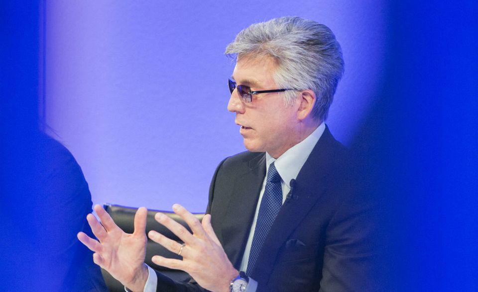 Der SAP-Chef verfügt über langjährige Erfahrungen in der Tech-Branche. Er war vor seiner Zeit bei dem Softwarekonzern für die Marktforschungsfirma Gartner und den Softwarehersteller Siebel Systems tätig.