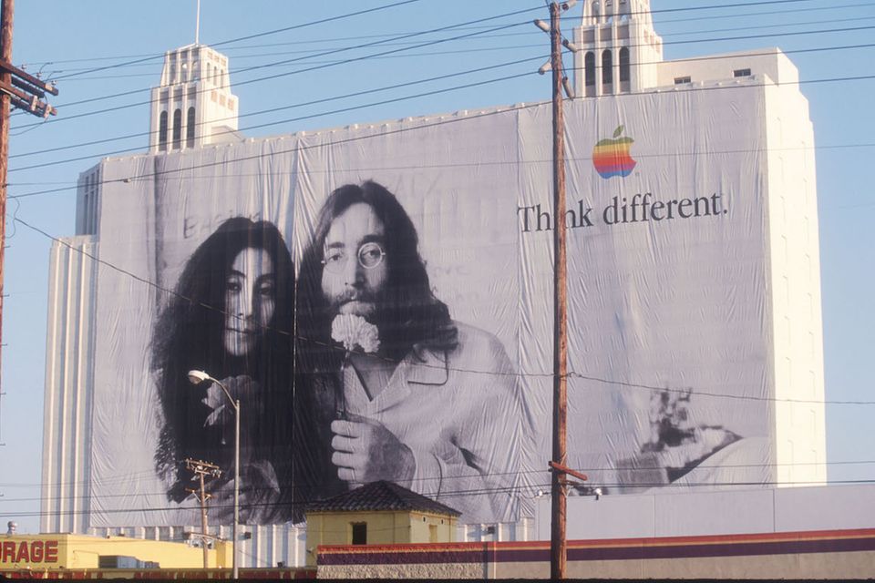 Menschen identifizieren sich mit Menschen stärken als mit Produkten. Apple hat das in seiner Kampagne "Think different" genutzt.