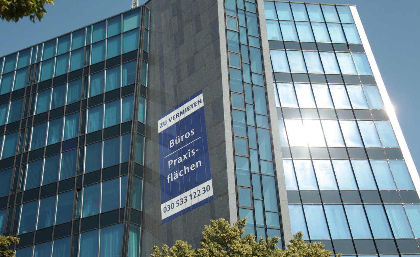 Ein Schild an einem Bürohaus wirbt damit, dass hier Büros und Praxisflächen zu vermieten sind