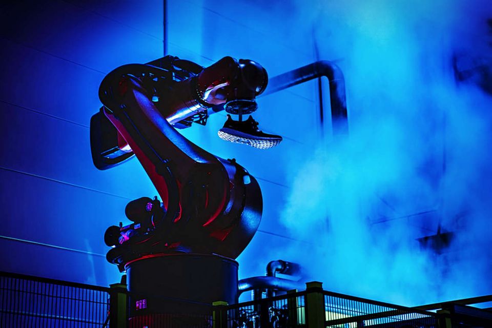Roboter in der Ansbacher Speedfactory bei der Produktion von Schuhen