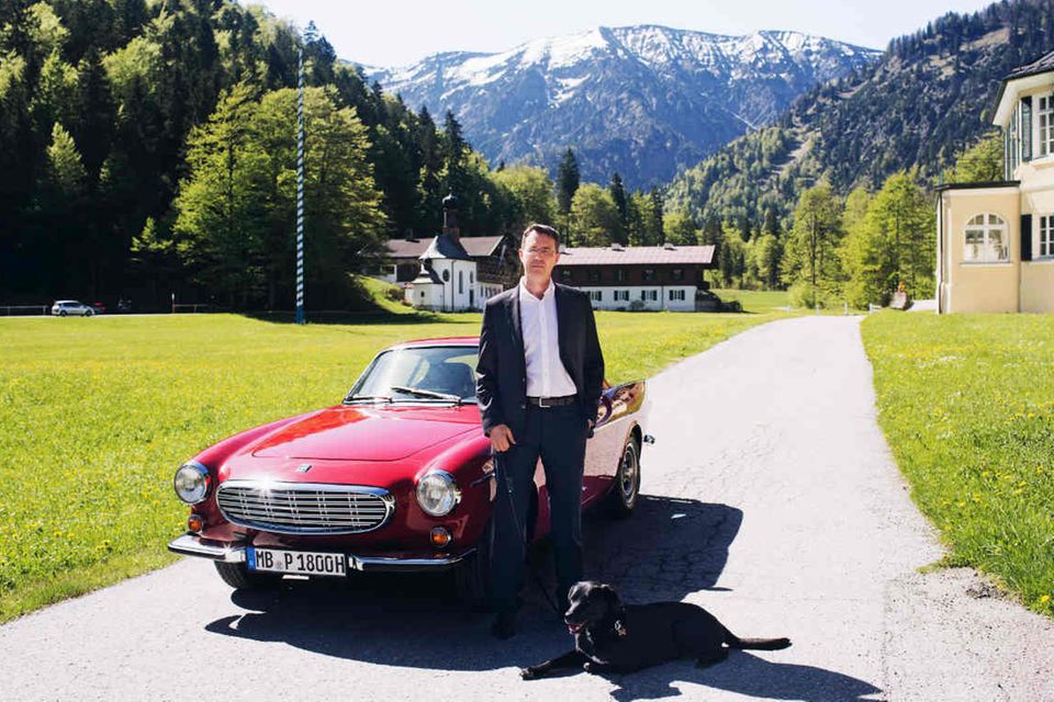 Jan Dannenberg mit Hund und Volvo P1800