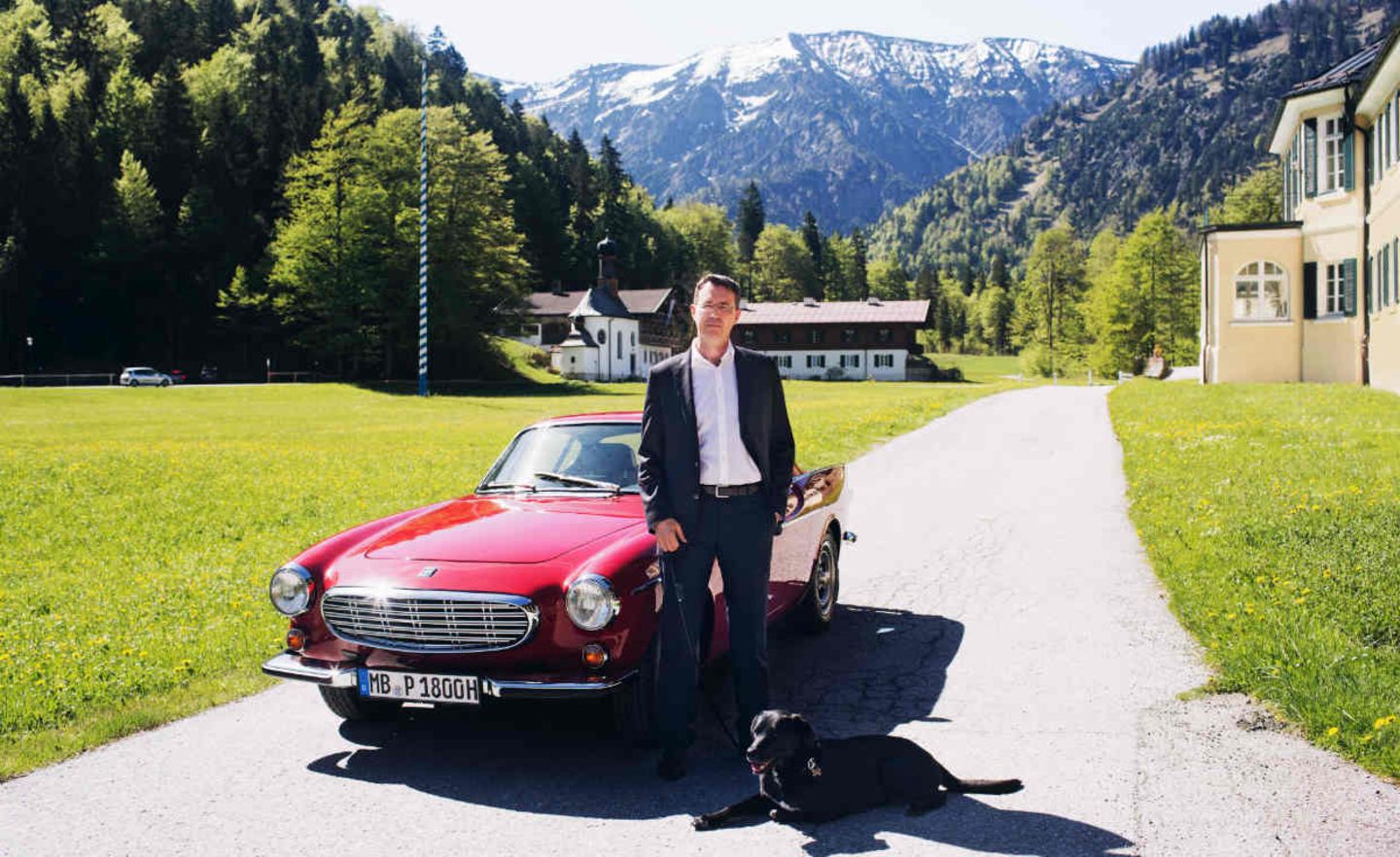 Jan Dannenberg mit Hund und Volvo P1800