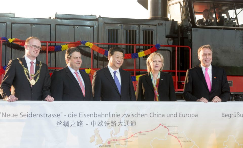 In Duisburg begrüßte Xi (M.) die Lokomotive, die den weiten Weg aus China gemacht hatte