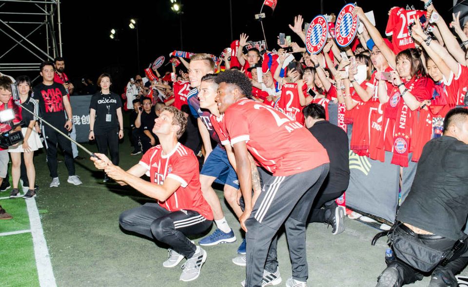 Ständig posieren die Bayern-Stars auf der Tour für Selfies mit Fans - hier mit Kameramann Thomas Müller