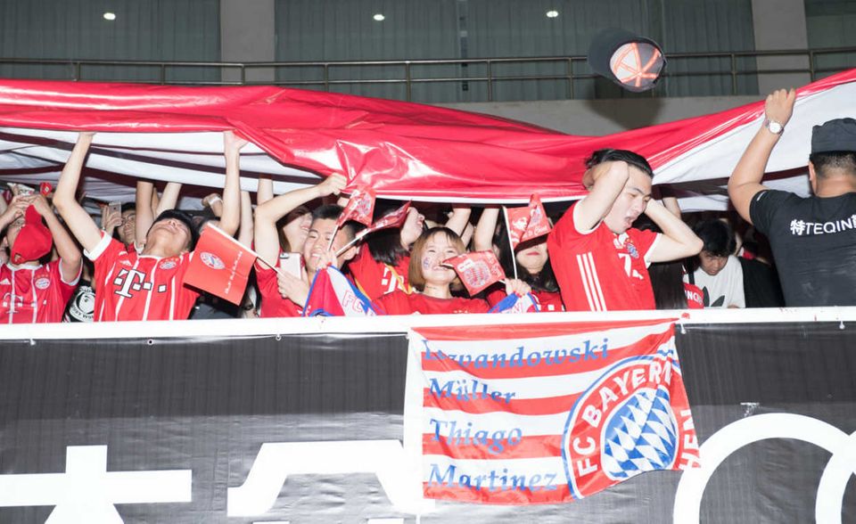 BILD Bayern-Fans im Stadion von Schanghai feiern den deutschen Rekordmeister beim Spiel gegen den FC Arsenal