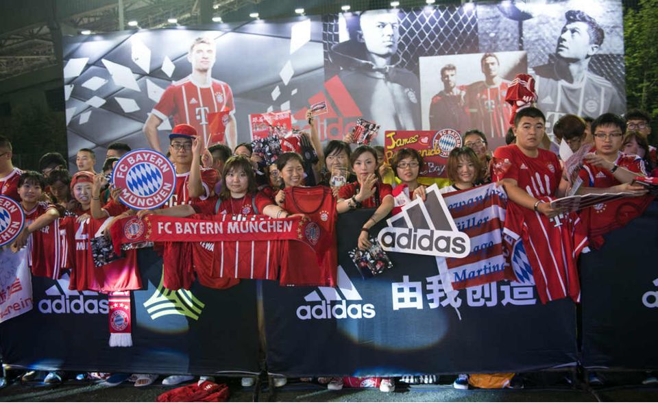 Chinesische Fans warten bei einem Marketingtermin in Schanghai auf die Bayern-Stars (Foto: Ka Xiaoxi)