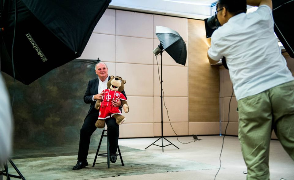 Präsident Uli Hoeneß lässt sich mit Maskottchen Berni von einem chinesischen Starfotografen inszenieren