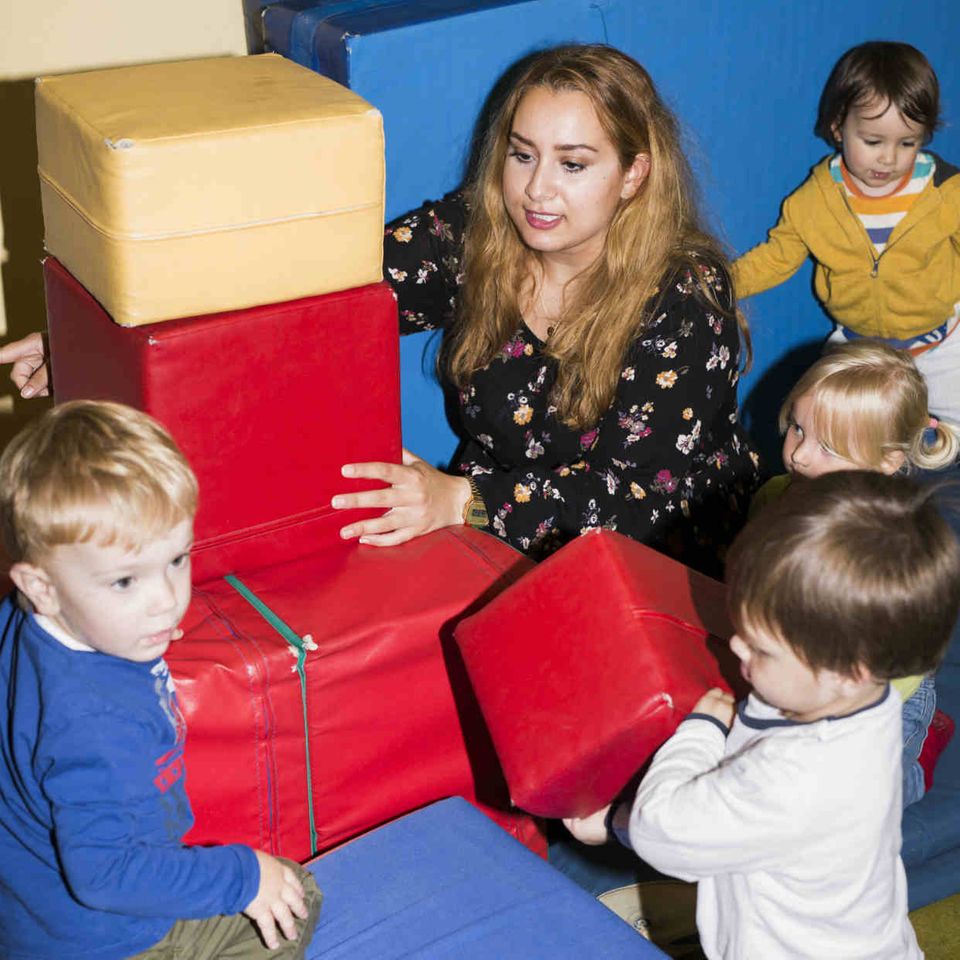 Seit 1940 bietet Henkel seinen Mitarbeitern auch Kindertagesstätten an. 240 Plätze stehen zur Verfügung, betreut werden Kinder ab vier Monaten bis zum Schul­eintritt