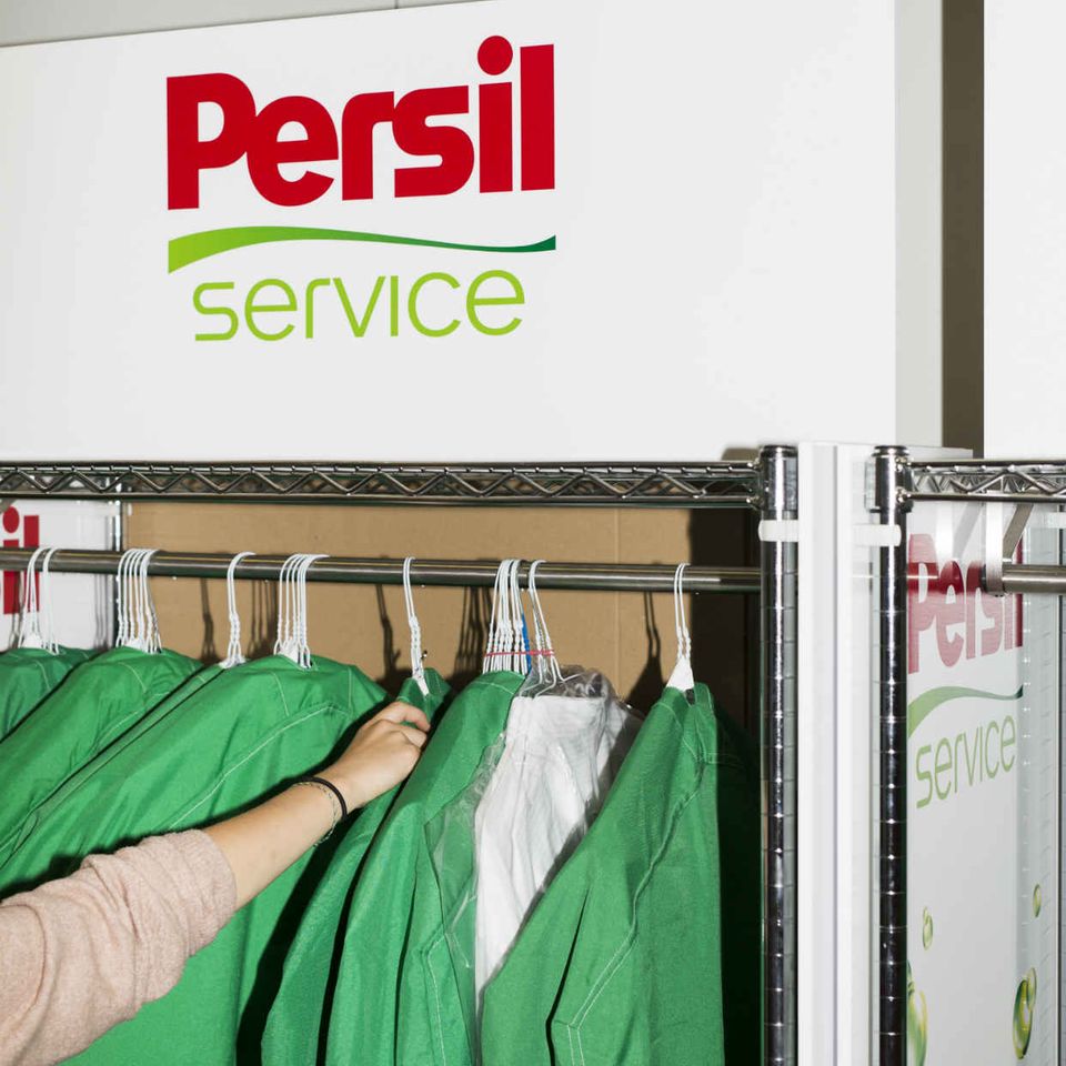 Waschmittel­hersteller Henkel bietet Mitarbeitern einen Wäscheservice an – natürlich mit dem hauseigenen Produkt Persil. Die fertige Wäsche hängt an der Servicestation nahe der Kantine