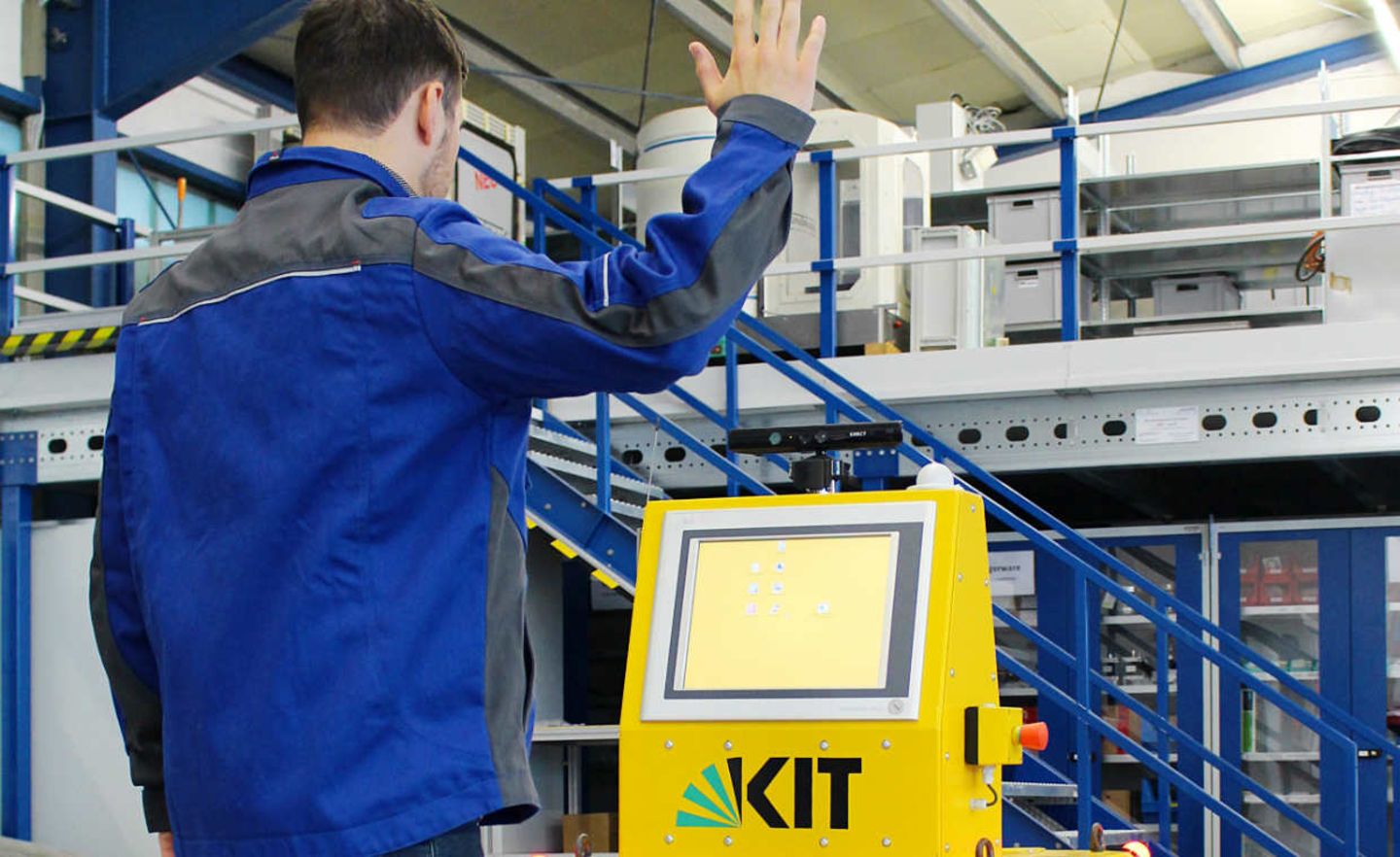 Mitarbeiter mit Roboter Fifi
