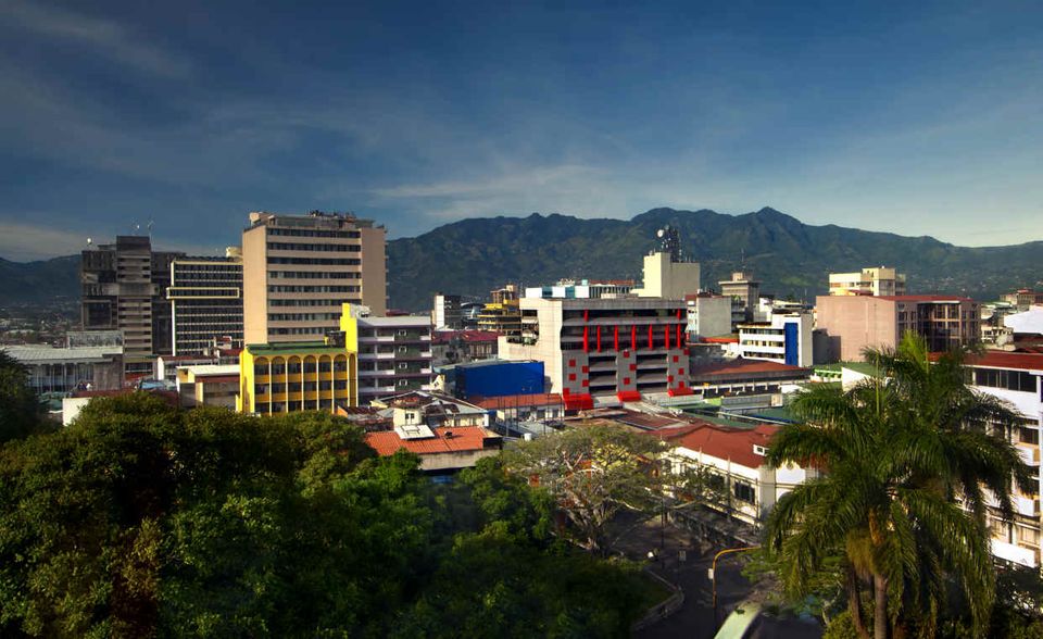 #6 Costa Rica Costa Rica erscheint vielleicht zunächst als keine naheliegende Wahl für ein Auslandsstudium. Das Land liegt aber nicht von ungefähr im "World Happiness Report 2019" der Vereinten Nationen auf Platz zwölf. Auf 4,8 Millionen Einwohner kommen gerade einmal 2.000 internationale Studenten. Die aber scheinen das Leben in dem mittelamerikanischen Land in vollen Zügen zu genießen. Costa Rica sicherte sich in den Kategorien "Abenteuer" und "Freundschaften" jeweils den zweiten Platz. Die günstigen Lebenshaltungskosten sind für Studenten ebenfalls nicht zu verachten.
