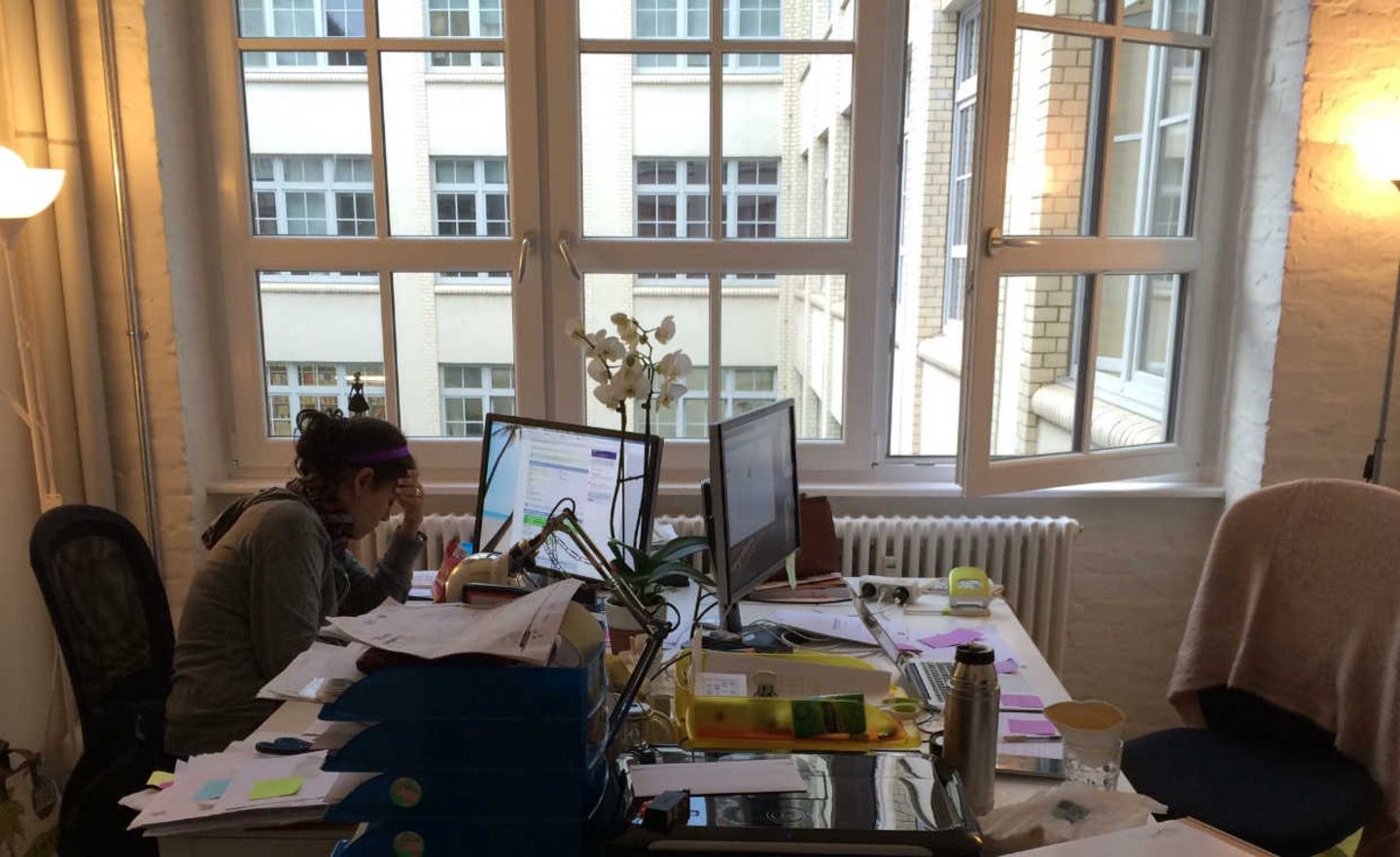 Symbolbild: Gestresste Frau am Arbeitsplatz
