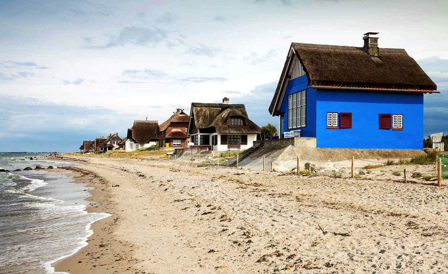 Reetgedeckte Schönheiten: Die Ferienhäuser auf der Halbinsel Graswarder residieren am Strand