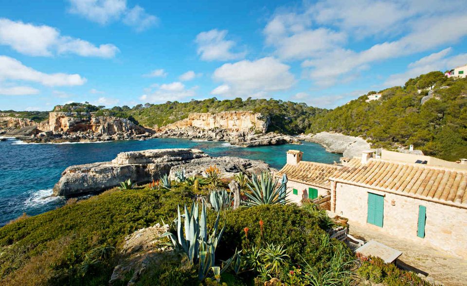 Hoch über der Brandung, die Bucht zu Füßen: Diese Finca liegt ­malerisch bei Cala S’Amonia im Südosten Mallorcas
