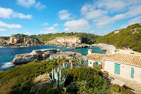 Hoch über der Brandung, die Bucht zu Füßen: Diese Finca liegt ­malerisch bei Cala S’Amonia im Südosten Mallorcas