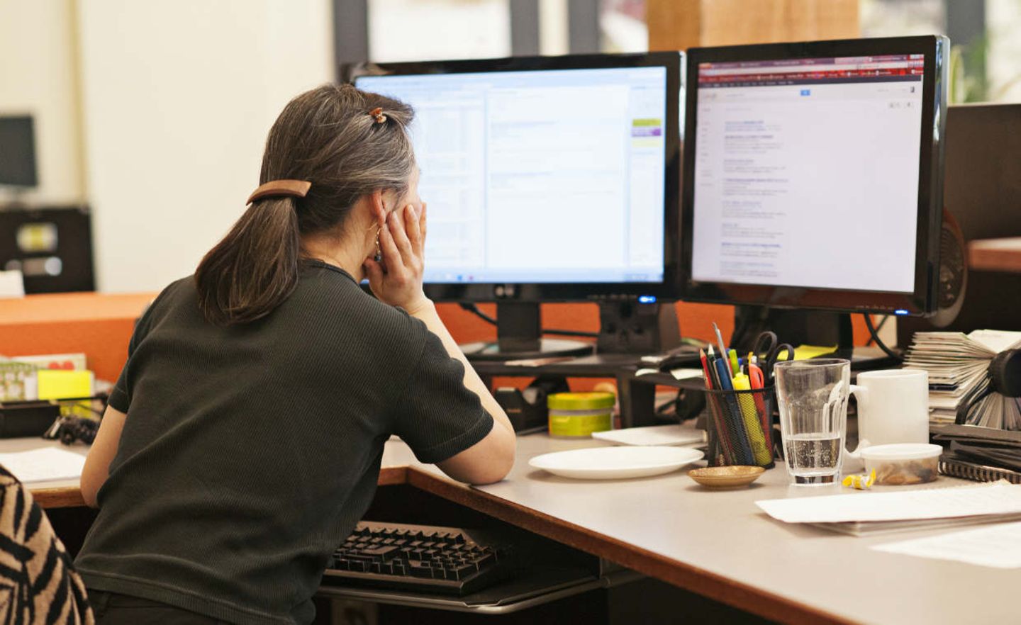 Eine Frau arbeitet im Büro am Computer
