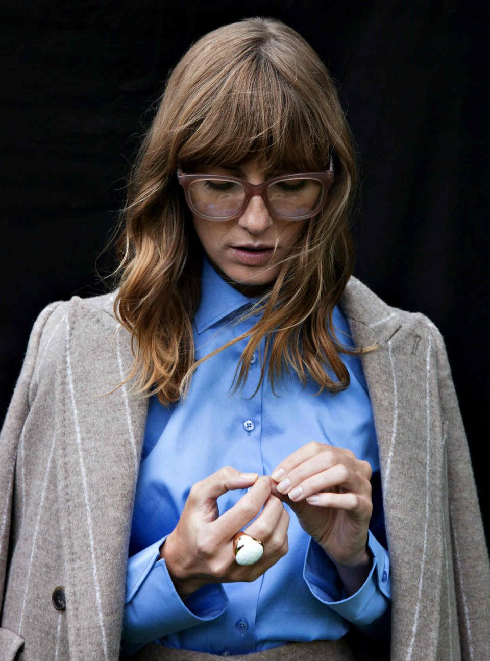 SIE: Wollmantel mit breitem Nadelstreifen von Max Mara, circa 1700 Euro; Brille von Stella McCartney, circa 290 Euro; Bluse von Eterna, circa 80 Euro