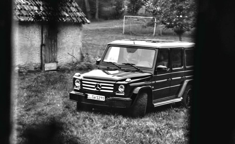 ES: Mercedes-Benz G 500, Motor: V8 Biturbo mit 422 PS, Getriebe: 7G-Tronic Plus, verwindungssteifer Leiterrahmen, innenbelüftete Bremsen, ABS, ESP, EBV, drei Differenzialsperren, div. Ausstattungs- und Design-Pakete, ab 106.700 Euro