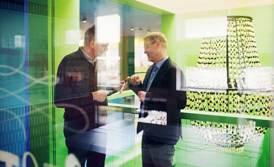 Peter Kämpf (l.), Leiter Digitalforschung bei Stabilo, und Top-Manager Horst Brinkmann. Im Hintergrund ein Kronleuchter aus Textmarkern