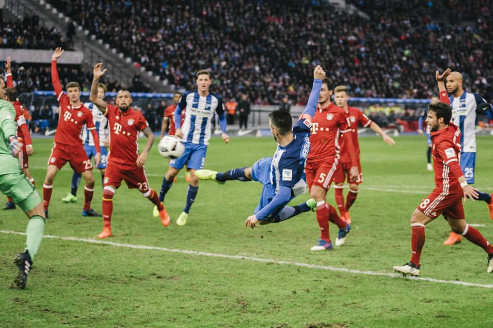 Szene aus der Partie Hertha BSC gegen den FC Bayern im Februar: Beide Clubs gehören zu den Bundesligisten, an denen strategische Investoren beteiligt sind