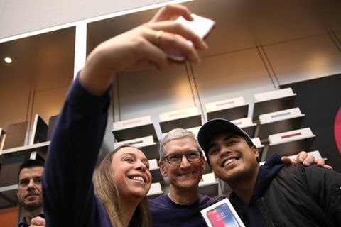 Verkaufsstart des iPhone X: Viele Menschen können sich ein Leben ohne Smartphone nicht mehr vorstellen. Apple-CEO Tim Cook (M.) dürfte das ganz Recht sein.