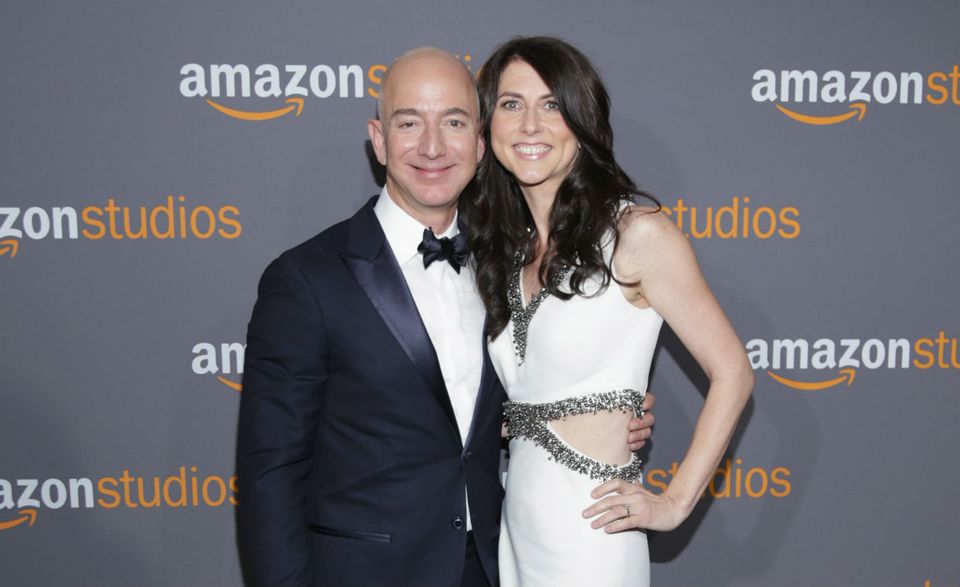 #2 Jeff Bezos (81,5 Mrd. Dollar): Für kurze Zeit wurde der Amazon-Chef bereits als Nummer eins geführt. Grund war der Höhenflug der Amazon-Aktie. Vorerst muss sich Bezos (hier mit seiner Frau) mit Platz zwei begnügen. Doch der Sprung an die Spitze ist dem umtriebigen Manager jederzeit zuzutrauen.