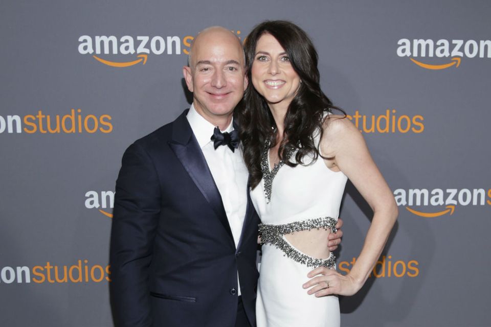 #2 Jeff Bezos (81,5 Mrd. Dollar): Für kurze Zeit wurde der Amazon-Chef bereits als Nummer eins geführt. Grund war der Höhenflug der Amazon-Aktie. Vorerst muss sich Bezos (hier mit seiner Frau) mit Platz zwei begnügen. Doch der Sprung an die Spitze ist dem umtriebigen Manager jederzeit zuzutrauen.