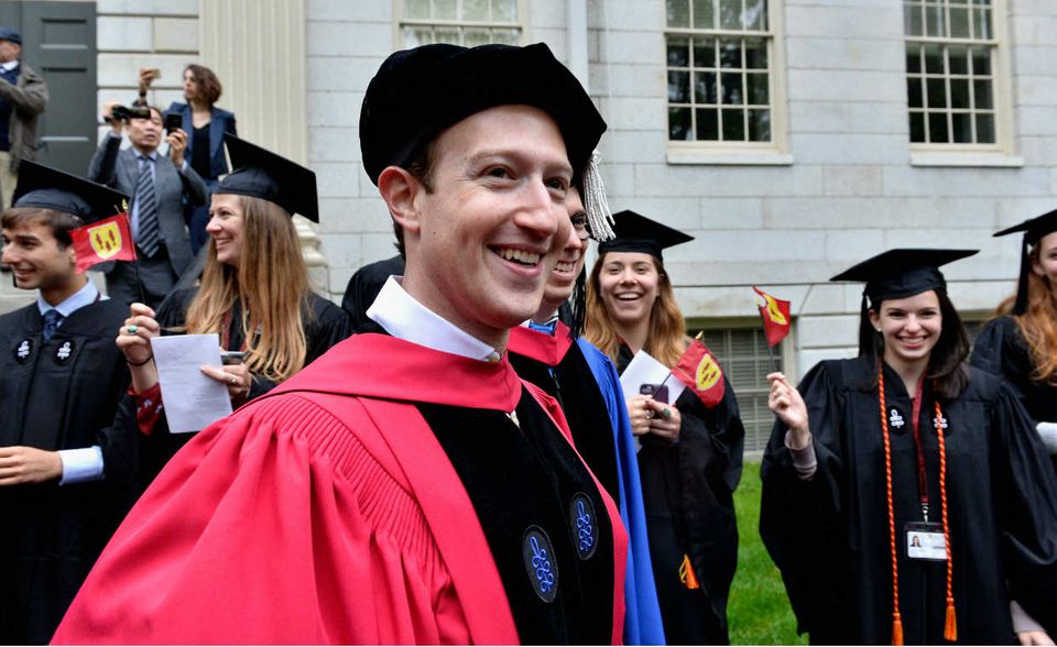 #4 Mark Zuckerberg (71 Mrd. Dollar): Der Facebook-Chef in ungewöhnlichem Aufzug: Ihm wurde die Ehrendoktorwürde der Harvard Universität verliehen. Das von ihm gegründete Soziale Netzwerk hat er zu einer Geldmaschine entwickelt.